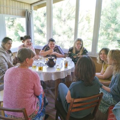 Гости за чаепитием на веранде гостевого домика