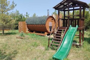 Игровая площадка и баня-бочка на участке